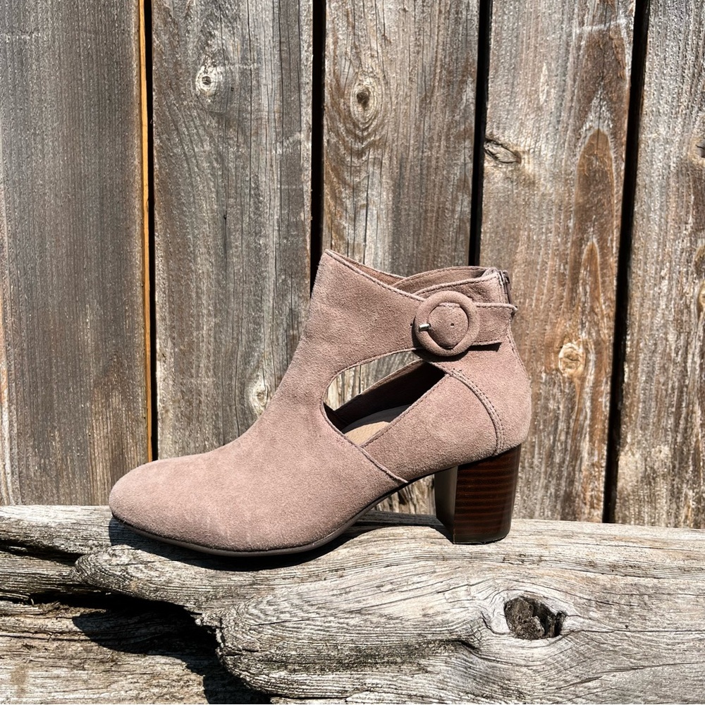 Earth Corinth Womens Suede Taupe Leather Ankle Heels Boots Booties size 7.5